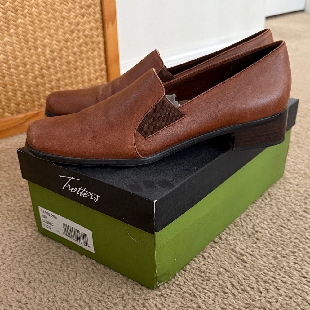Trotters Women's Tan Leather Slip-On Loafers